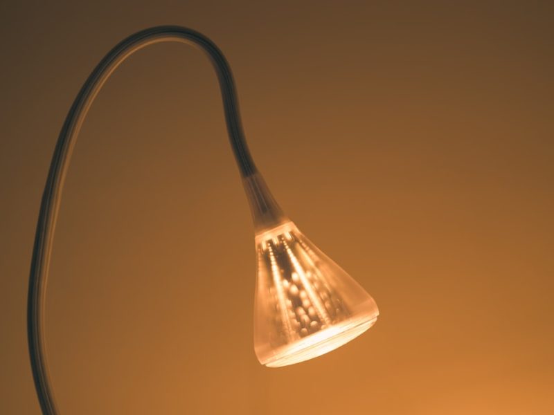 Růžová stojací lampa s třásněmi