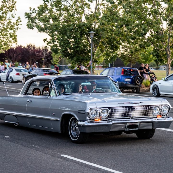 Černé lineární závěsné světlo pro konferenční stůl
