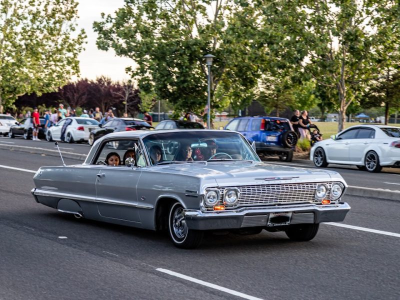 Černé lineární závěsné světlo pro konferenční stůl