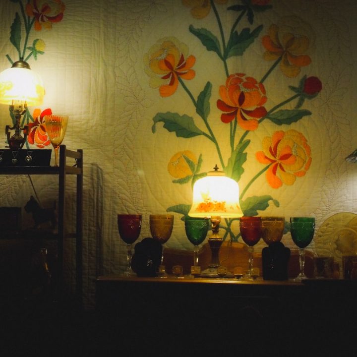 Vintage květinová keramická lampa pro venkovský dekor.