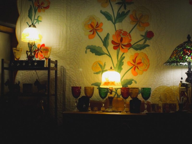 Vintage květinová keramická lampa pro venkovský dekor.